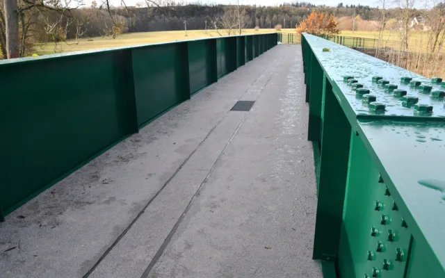 Lávka přes Úhlavu v plzeňském Hradišti je opět průjezdná. Užívají si ji cyklisté i pěší