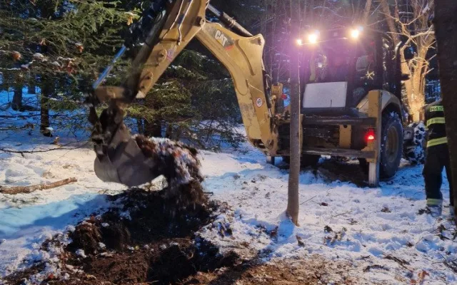 Pes uvízl v klikatém drenážním potrubí, vyprostili ho hasiči a místní bagrista