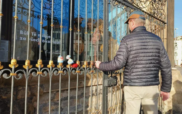 Slavné andělíčky na mříži u chrámu sv. Bartoloměje opět někdo oblékl. Tentokrát dostali barevné zimní čepice