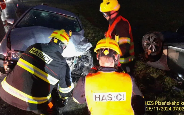 Při hromadném střetu tří vozidel se zranili tři lidé. Jedno auto skončilo převrácené na střechu, další na boku