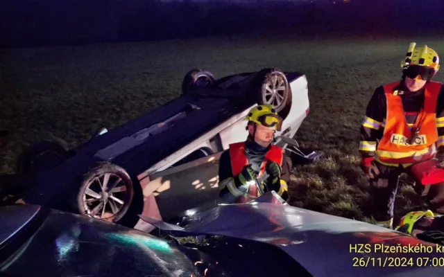 Při hromadném střetu tří vozidel se zranili tři lidé. Jedno auto skončilo převrácené na střechu, další na boku