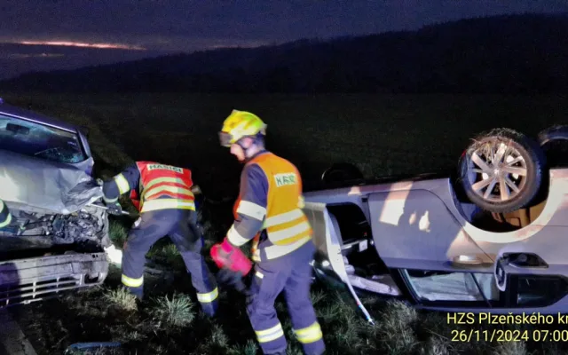 Při hromadném střetu tří vozidel se zranili tři lidé. Jedno auto skončilo převrácené na střechu, další na boku