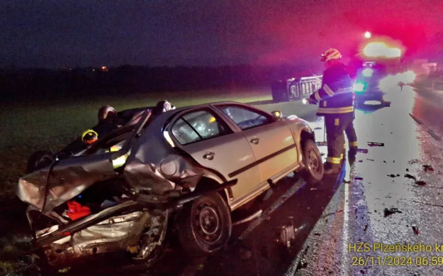 Při hromadném střetu tří vozidel se zranili tři lidé. Jedno auto skončilo převrácené na střechu, další na boku