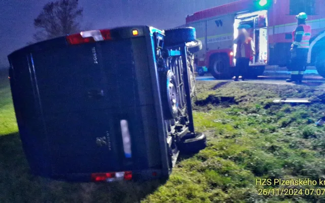 Při hromadném střetu tří vozidel se zranili tři lidé. Jedno auto skončilo převrácené na střechu, další na boku