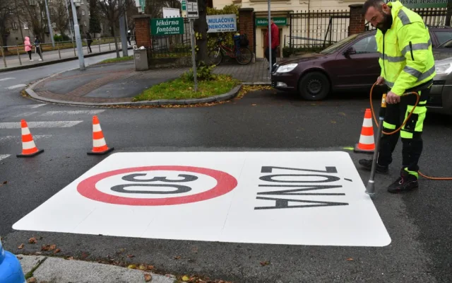 Řidiči pozor, nová Zóna 30 s výrazně omezenou rychlostí vznikla na Borech. Cílem je ochránit chodce