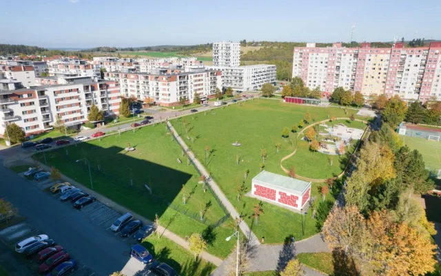 Stromy, hřiště, psí loučka i kavárna. Louka za školou prošla proměnou za 23,5 milionu korun