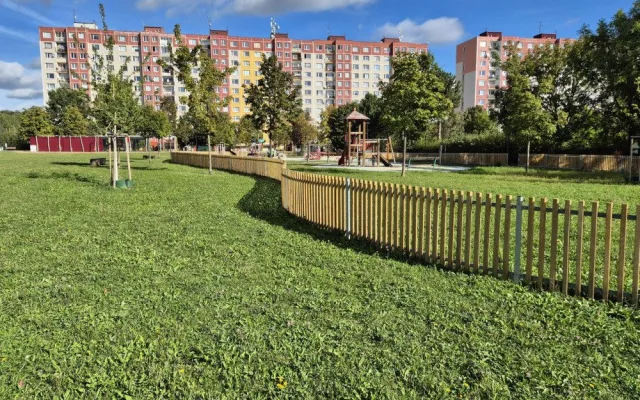 Stromy, hřiště, psí loučka i kavárna. Louka za školou prošla proměnou za 23,5 milionu korun