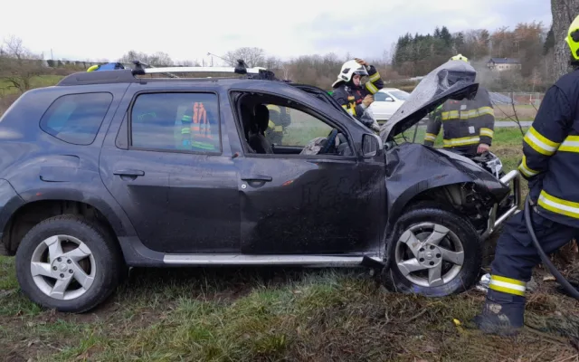Auto začalo po nárazu do stromu hořet. Jeden ze svědků ihned přispěchal s hasicím přístrojem