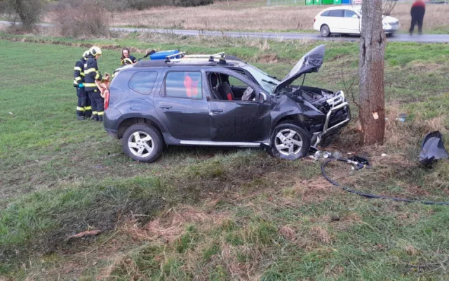Auto začalo po nárazu do stromu hořet. Jeden ze svědků ihned přispěchal s hasicím přístrojem