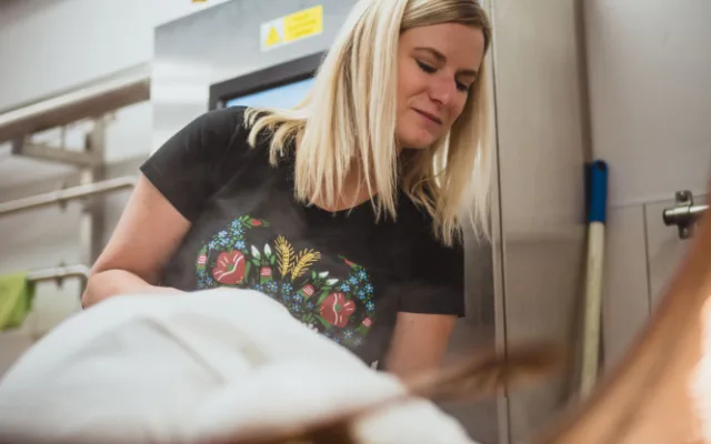 K chodským tradicím se vrací ve svých pivních recepturách devětadvacetiletá vrchní sládková Jana Müllerová