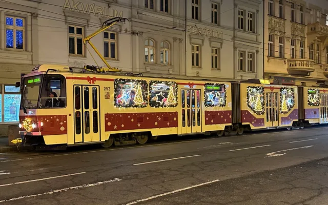Na premiérovou jízdu vyrazila do ulic speciálně nazdobená a hodně rozzářená vánoční retro tramvaj