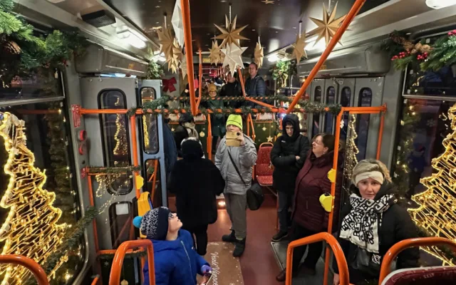 Na premiérovou jízdu vyrazila do ulic speciálně nazdobená a hodně rozzářená vánoční retro tramvaj