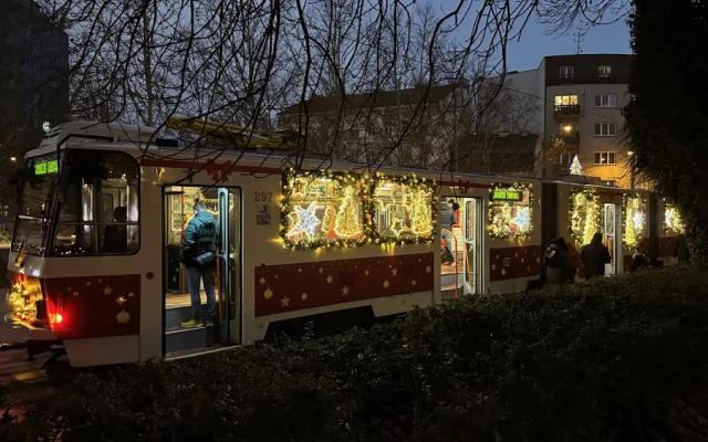 Na premiérovou jízdu vyrazila do ulic speciálně nazdobená a hodně rozzářená vánoční retro tramvaj