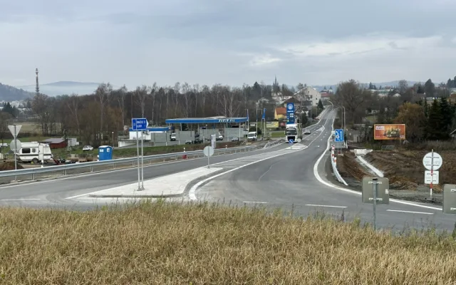 Nový obchvat Klatov je hotový a průjezdný v celé své délce 7,6 km. Cestu na Šumavu zkrátí o 10 minut