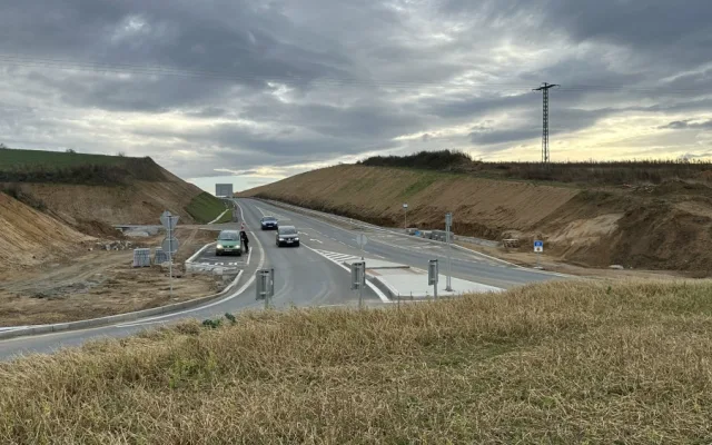 Nový obchvat Klatov je hotový a průjezdný v celé své délce 7,6 km. Cestu na Šumavu zkrátí o 10 minut