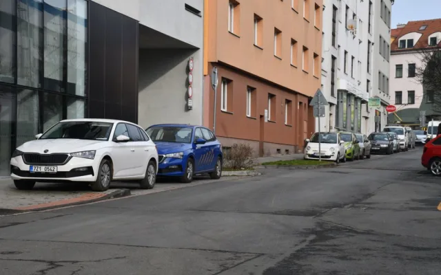Město rozšířilo zóny placeného parkování na Borech a Slovanech