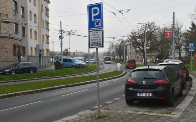 Město rozšířilo zóny placeného parkování na Borech a Slovanech