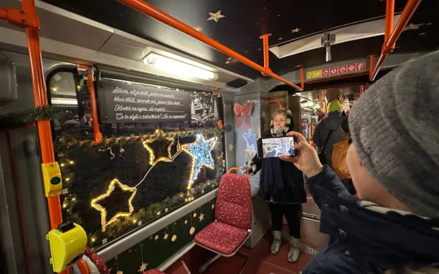 ANKETA: Jak se vám líbí plzeňská vánoční retro tramvaj? Oznámkujte ji jako ve škole