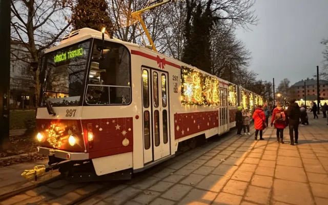 ANKETA: Jak se vám líbí plzeňská vánoční retro tramvaj? Oznámkujte ji jako ve škole