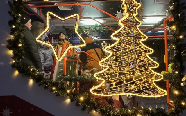 ANKETA: Jak se vám líbí plzeňská vánoční retro tramvaj? Oznámkujte ji jako ve škole