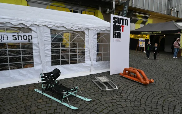 V centru města vyrostla sjezdovka, děti si na ní mohou vyzkoušet designové a hravé sáňky