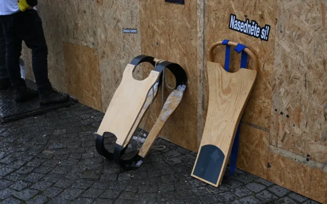 V centru města vyrostla sjezdovka, děti si na ní mohou vyzkoušet designové a hravé sáňky