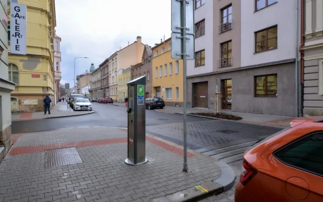 Bendova ulice prošla rekonstrukcí. Nové jsou chodníky, silnice i parkovací místa