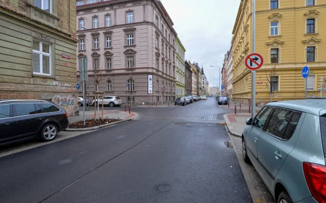 Bendova ulice prošla rekonstrukcí. Nové jsou chodníky, silnice i parkovací místa