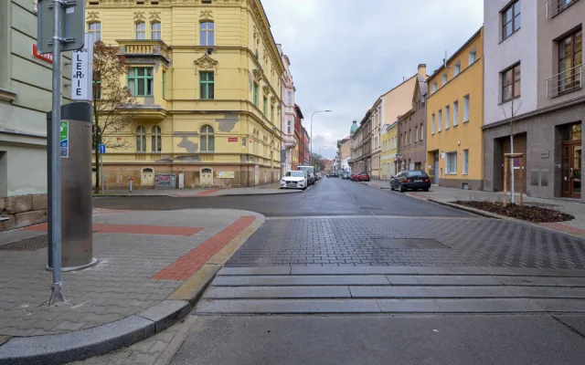 Bendova ulice prošla rekonstrukcí. Nové jsou chodníky, silnice i parkovací místa