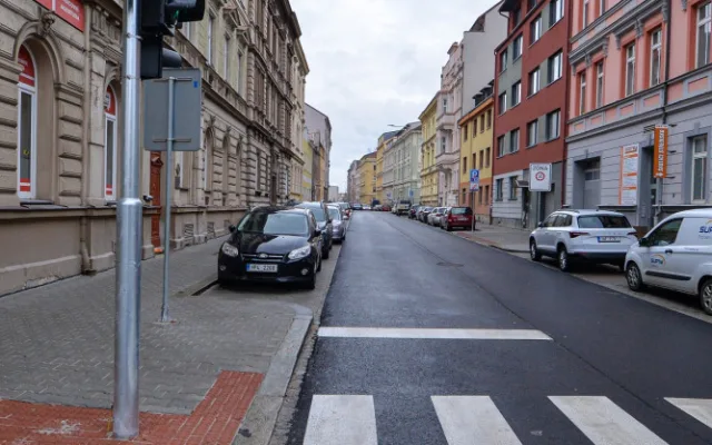 Bendova ulice prošla rekonstrukcí. Nové jsou chodníky, silnice i parkovací místa