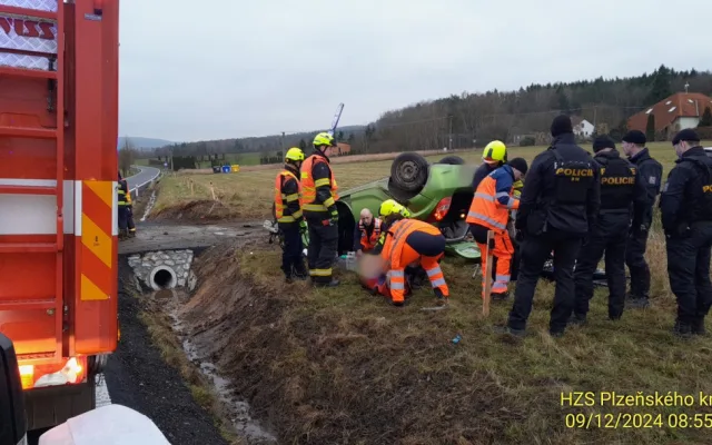 Řidička utrpěla těžké zranění, když její auto vyletělo ze silnice a na poli se převrátilo na střechu