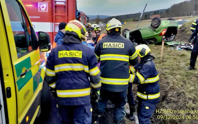 Řidička utrpěla těžké zranění, když její auto vyletělo ze silnice a na poli se převrátilo na střechu