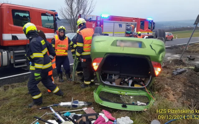 Řidička utrpěla těžké zranění, když její auto vyletělo ze silnice a na poli se převrátilo na střechu