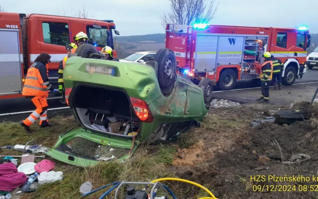 Řidička utrpěla těžké zranění, když její auto vyletělo ze silnice a na poli se převrátilo na střechu