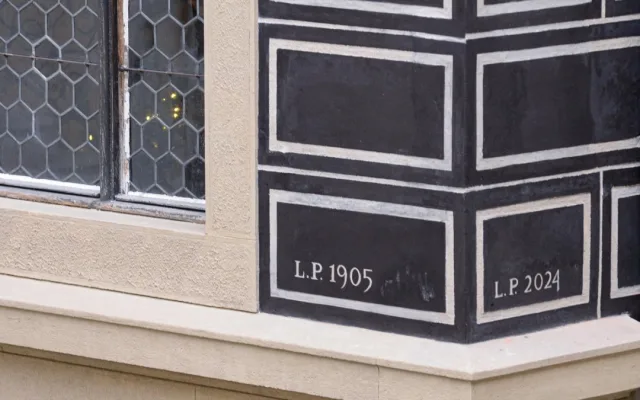 Restaurátoři obnovili sgrafitovou výzdobu na malém dvorku renesanční radnice, použili historické technologie