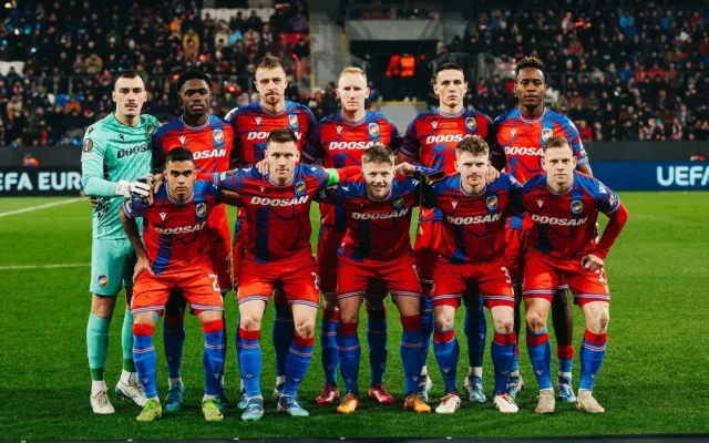 Fotbalisté Plzně neudrželi vedení a s Manchesterem gólem v závěru prohráli 1:2