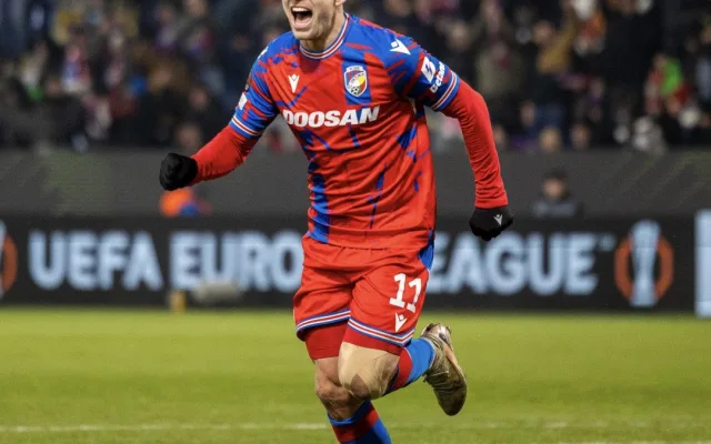Fotbalisté Plzně neudrželi vedení a s Manchesterem gólem v závěru prohráli 1:2
