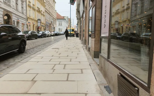 Měsíc po ukončení rekonstrukce za 77 milionů není dlažba v historické části města v optimálním stavu