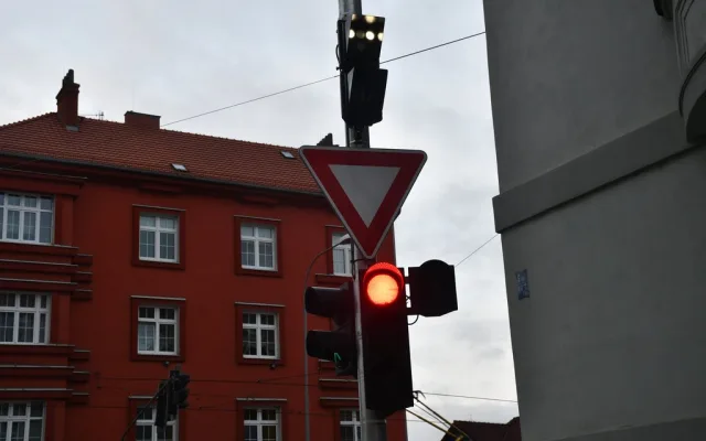 Město zavedlo semafor, který pozná vůz MHD a pouští ho první