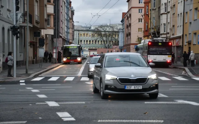 Město zavedlo semafor, který pozná vůz MHD a pouští ho první