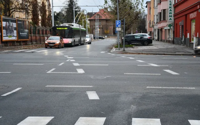 Město zavedlo semafor, který pozná vůz MHD a pouští ho první