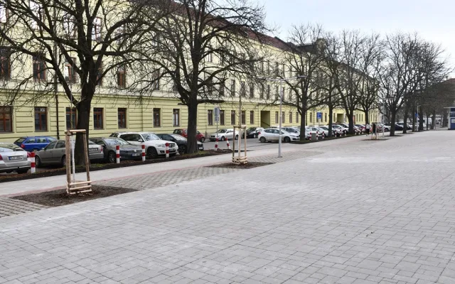 Za šest milionů upravilo město Plzeň bočné prostranství před zimním stadionem v Třebízského ulici