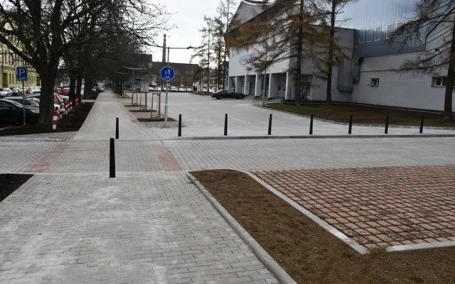 Za šest milionů upravilo město Plzeň bočné prostranství před zimním stadionem v Třebízského ulici