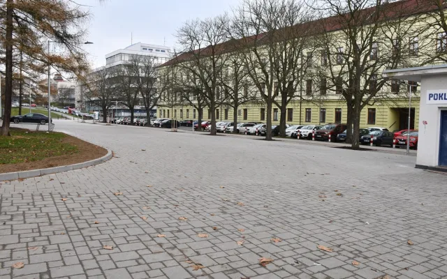 Za šest milionů upravilo město Plzeň bočné prostranství před zimním stadionem v Třebízského ulici