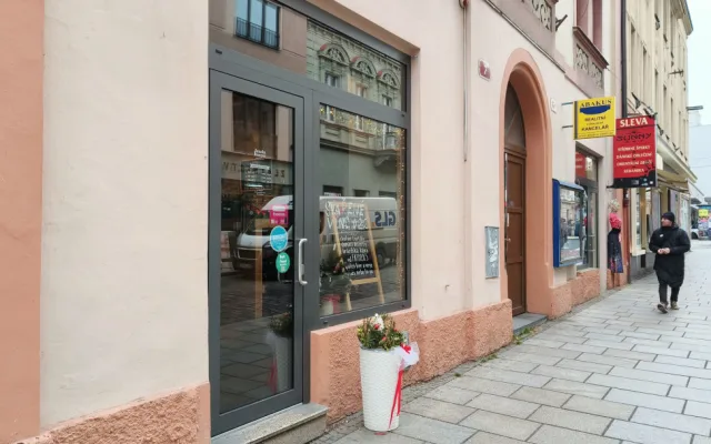 Místo grilovaných kuřas se teď v prostorách bývalého grillu servírují burgery