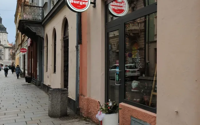 Místo grilovaných kuřas se teď v prostorách bývalého grillu servírují burgery