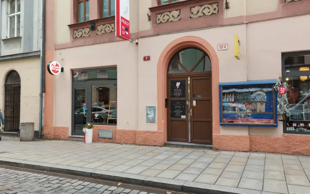 Místo grilovaných kuřas se teď v prostorách bývalého grillu servírují burgery