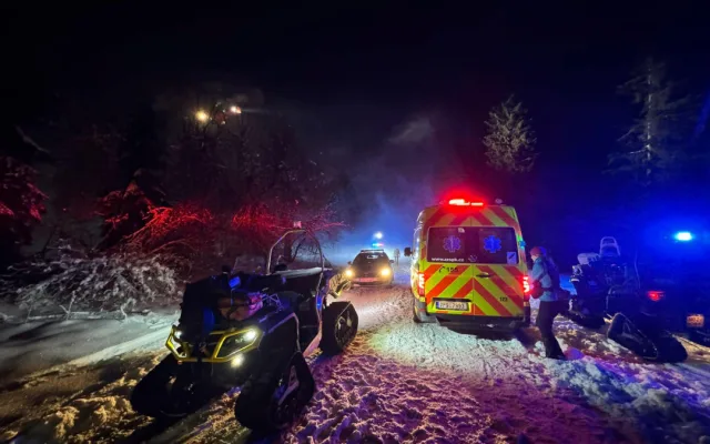 Šestiletý chlapec utrpěl otevřenou zlomeninu, vrtulník záchranářů zasahuje na Šumavě denně