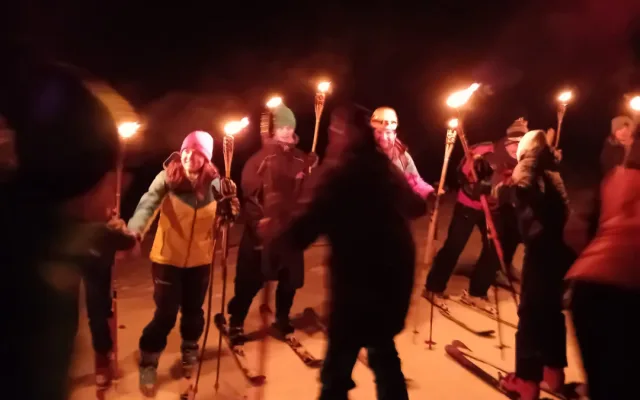Z nejprudší české sjezdovky se při legendární silvestrovské jízdě spustilo 48 lyžařů se zapáleními pochodněmi