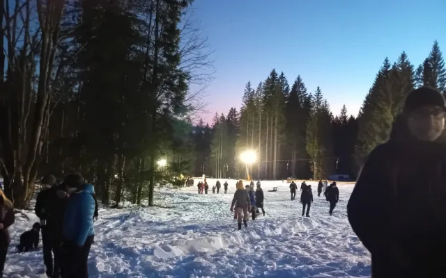 Z nejprudší české sjezdovky se při legendární silvestrovské jízdě spustilo 48 lyžařů se zapáleními pochodněmi